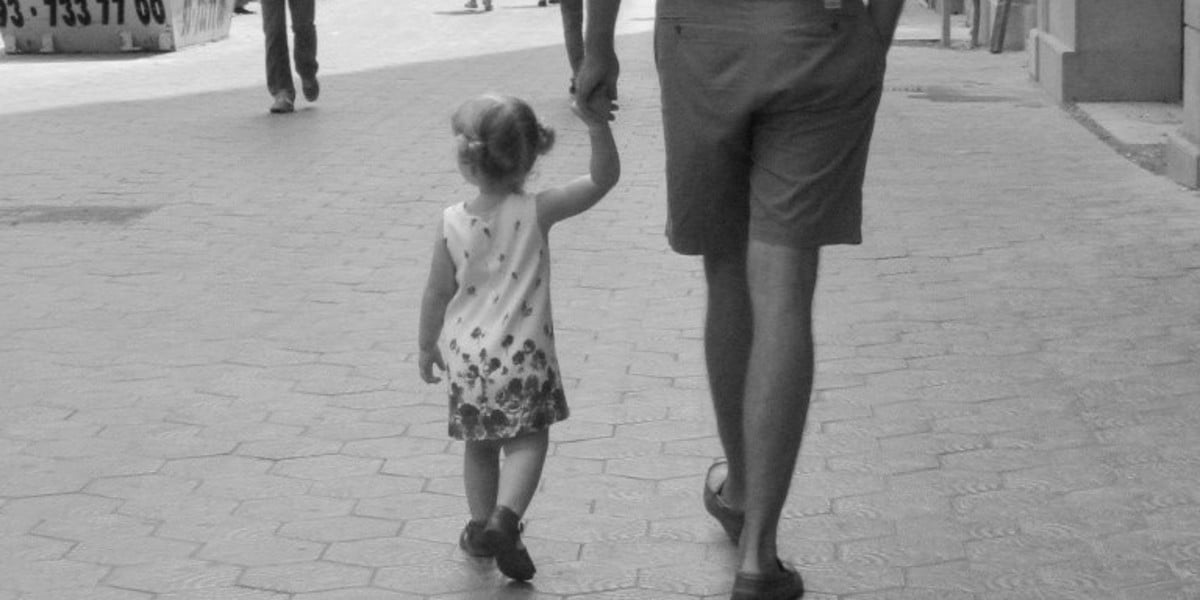 Bambina a passeggio col papà